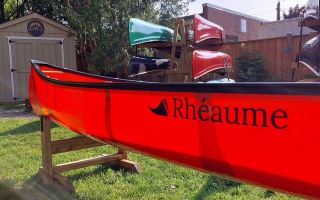 FOR SALE: Rhéaume 16' Explorer Fiberglass Canoe: A Versatile and Stable Choice for All Paddlers